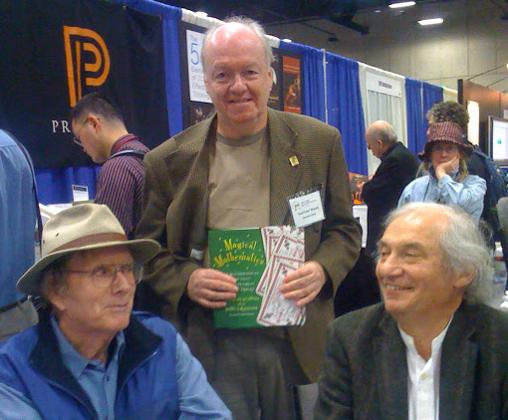 Ron Graham izquierda, Persi Diaconis derecha y sujeta el libro Colm Mulcahy, Vicepresidente de Gathering for Gardner